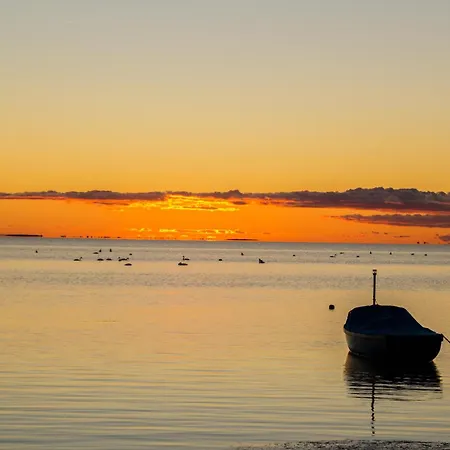 In Strandnähe Mit Kamin Und W-lan Lobbe
